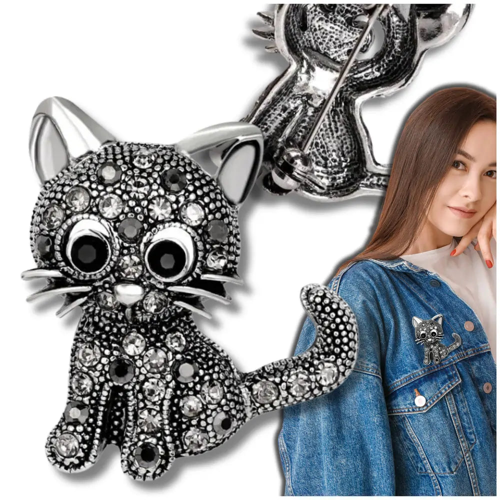 Eleganta melna kaķa piespraude, kas dekorēta ar cirkoniem