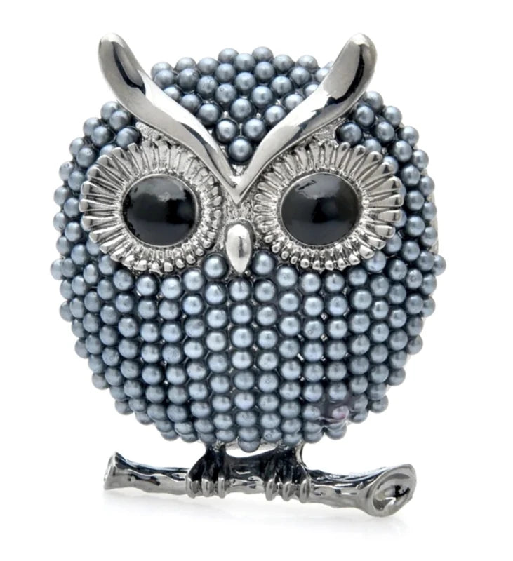 Elegantā pērļu piespraude „Pūce” – gudrības un stila simbols