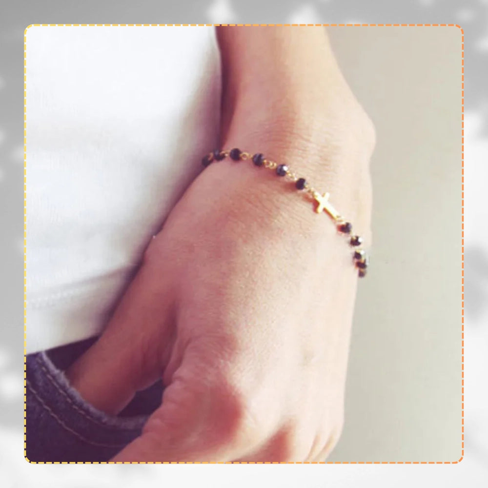 Apzeltīta rokassprādze ar melnām pērlītēm un krustu, ķirurģiskais tērauds