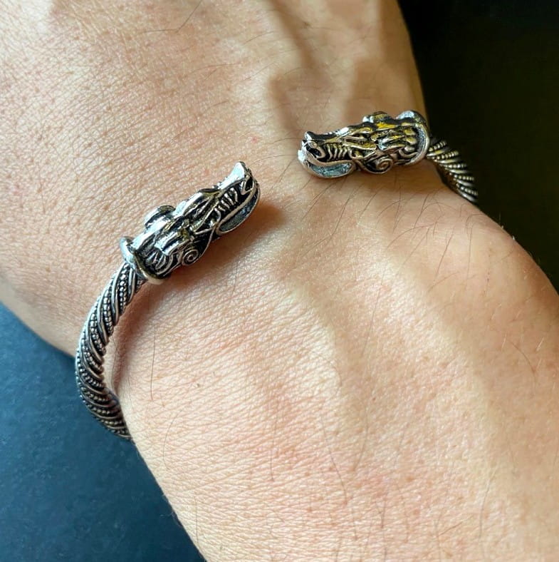 Ziemeļvalstu aproce "Fenrir" - vilki (sudraba krāsā)