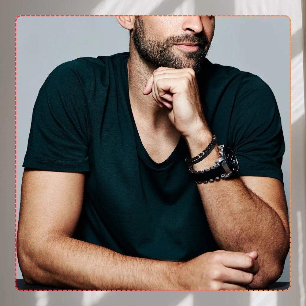 Vīriešu rokassprādze - melna āda, akmeņi un zelta gredzeni