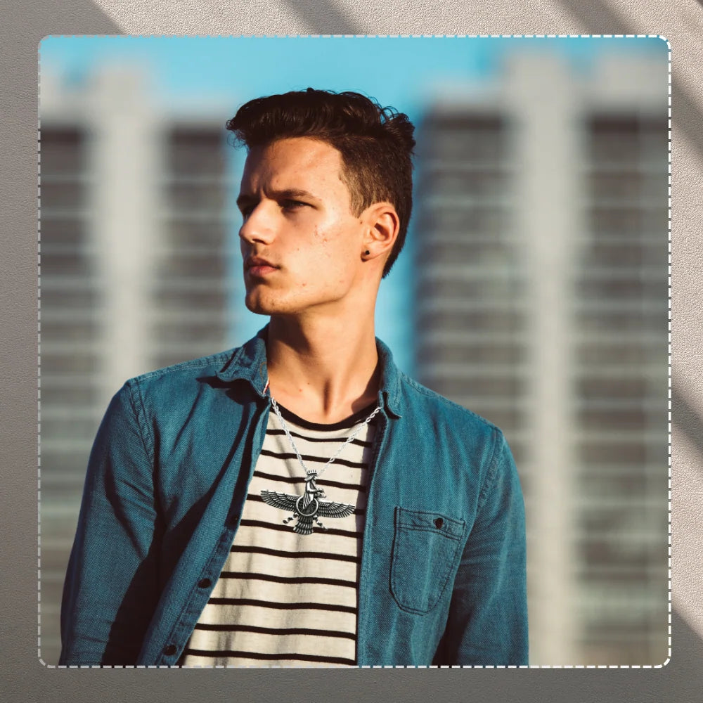 Vīriešu persiešu kaklarota ar spārnotu simbolu, tērauds