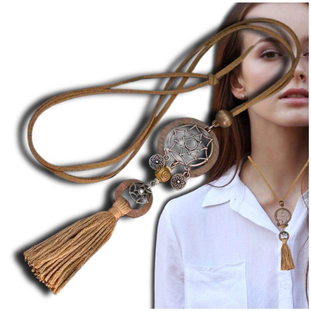 Brūna boho stila kaklarota ar sapņu ķērāju un pušķīšiem