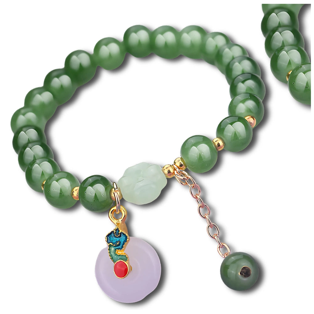 Zaļa rokassprādze ar pērlītēm un kulonu