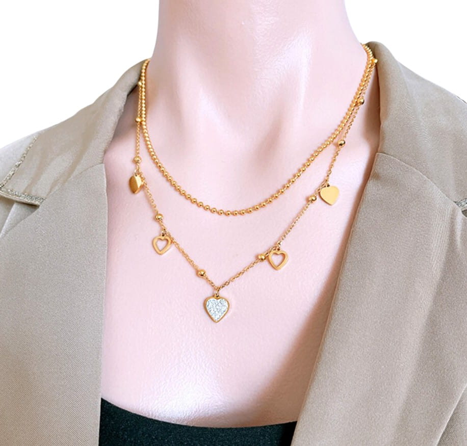 Apzeltīta tērauda kaklarota ar sirds formas kulonu un cirkoniem