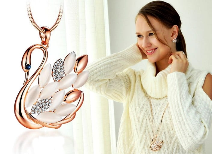 Zelta krāsas gara kaklarota ar gulbi (aptuveni 72 cm)