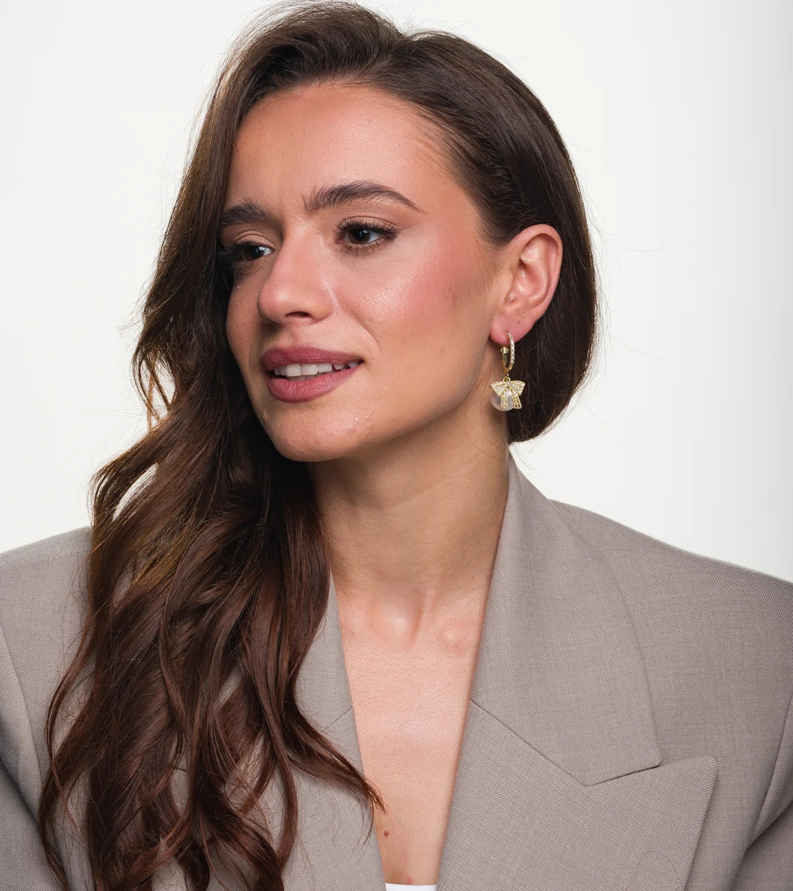 Sieviešu auskari ar pērlēm un lielu lentīti, zelta krāsā