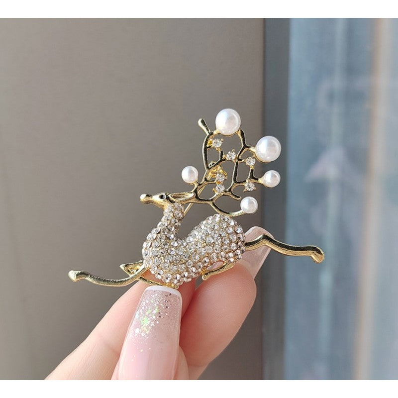 Dekoratīvā piespraude ar kristāliem „Baltais briedis” (BZ178)