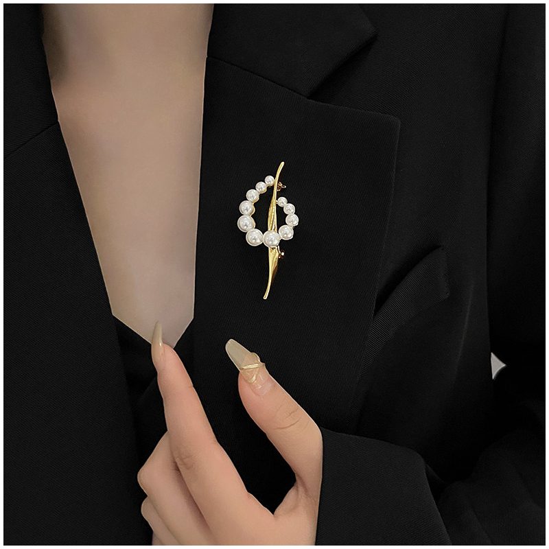 Dekoratīva zelta krāsas piespraude ar pērlēm BZ226