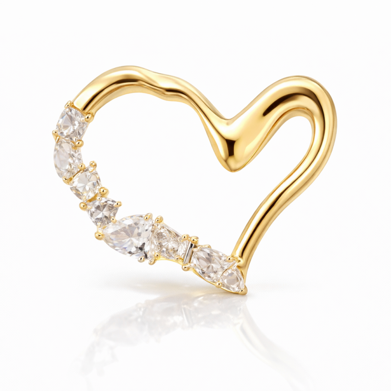 Dekoratīvā piespraude – neregulāras formas zelta krāsas sirds ar cirkonija akmentiņiem BZ231