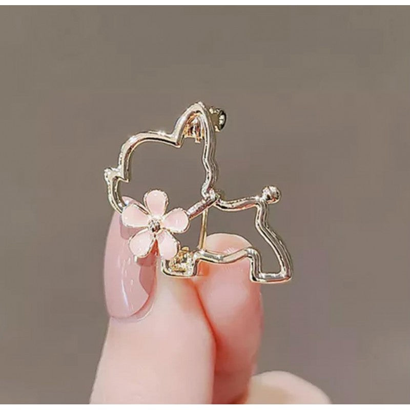 Dekoratīva emaljēta piespraude "Suns ar ziedu" (BZ210)