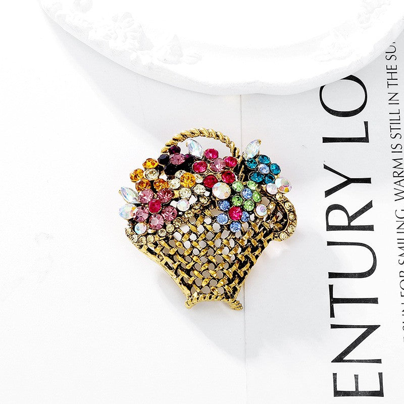 Dekoratīva piespraude Kristāla grozs ar ziediem BZ139KOL