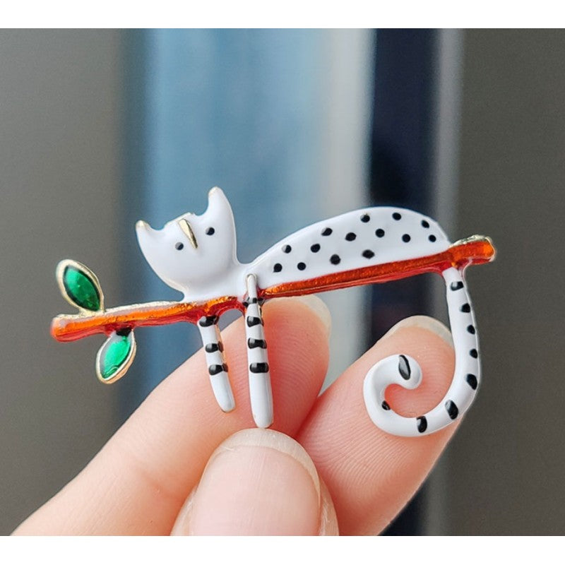 Dekoratīva piespraude Balts kaķis BZ161