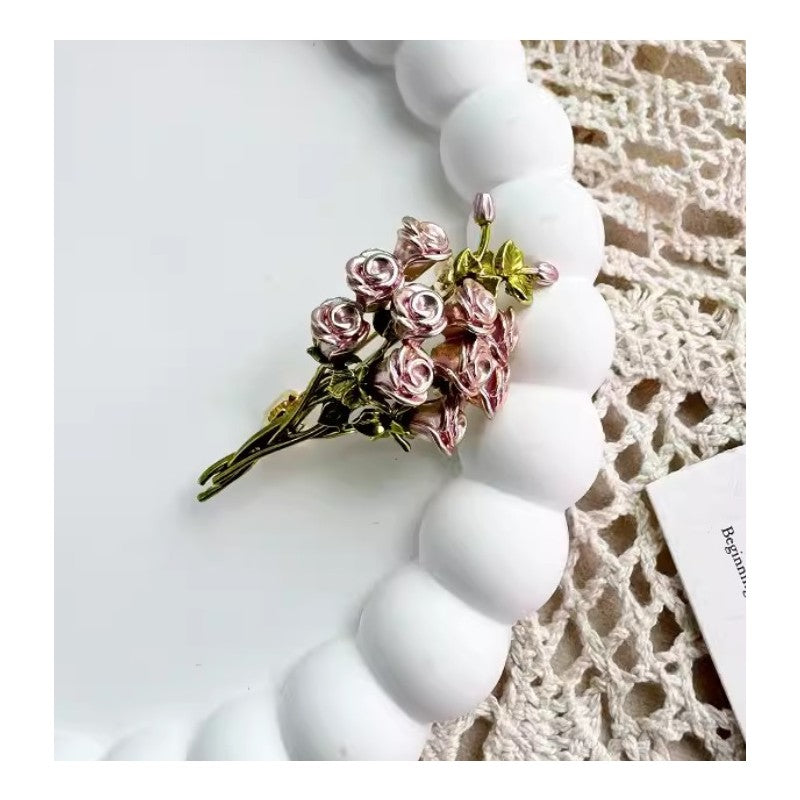 Dekoratīva piespraude ar rožu pušķi BZ165