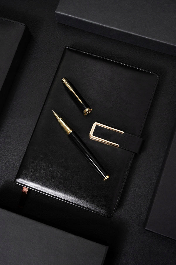 Dāvanu komplekts: melna A5 piezīmju grāmatiņa un pildspalva ar melnu uzpildes zīmuli - Peterson