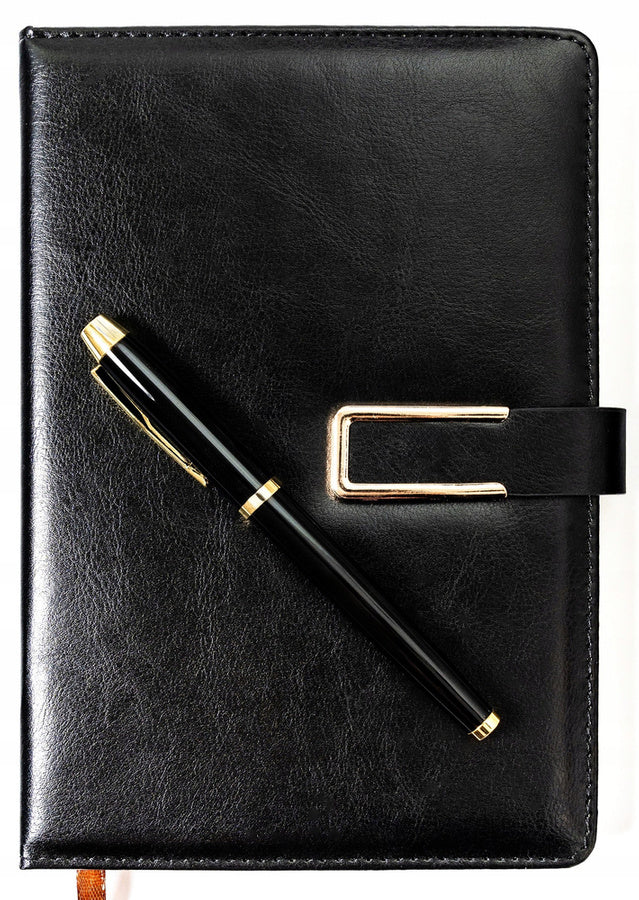 Dāvanu komplekts: melna A5 piezīmju grāmatiņa un pildspalva ar melnu uzpildes zīmuli - Peterson