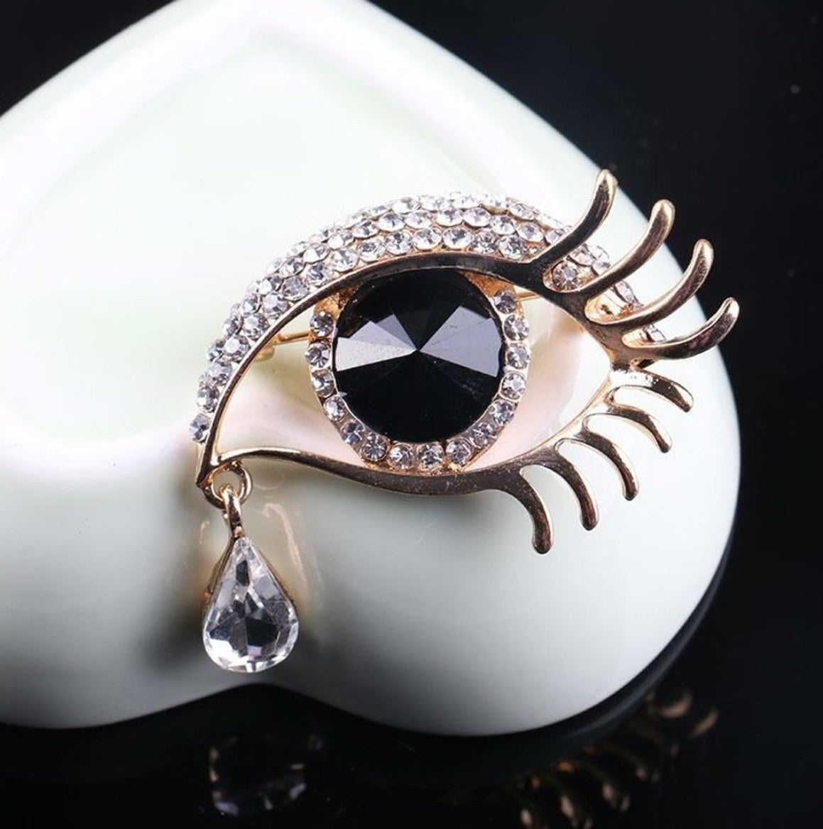 Eleganta zelta eņģeļa acs piespraude