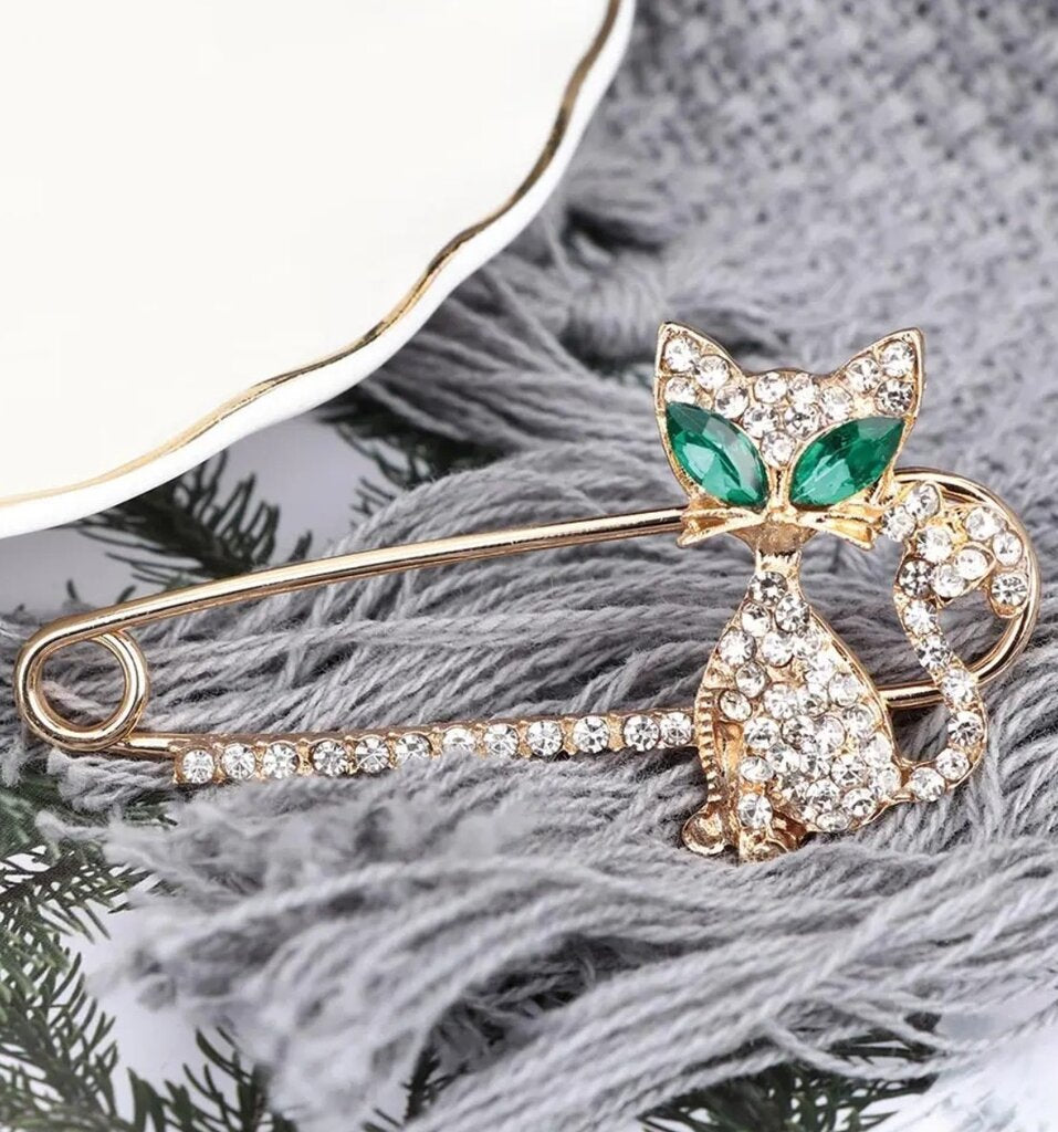 Eleganta zelta kaķa piespraude, kas dekorēta ar cirkoniem