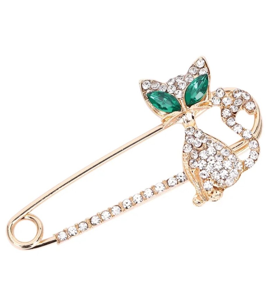 Eleganta zelta kaķa piespraude, kas dekorēta ar cirkoniem