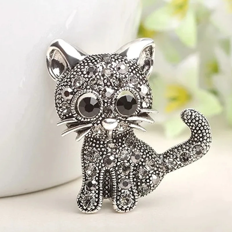 Eleganta melna kaķa piespraude, kas dekorēta ar cirkoniem