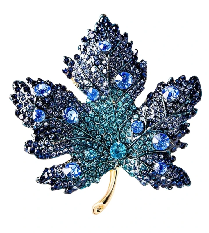 Eleganta zila kļavas lapas piespraude, dekorēta ar cirkoniem