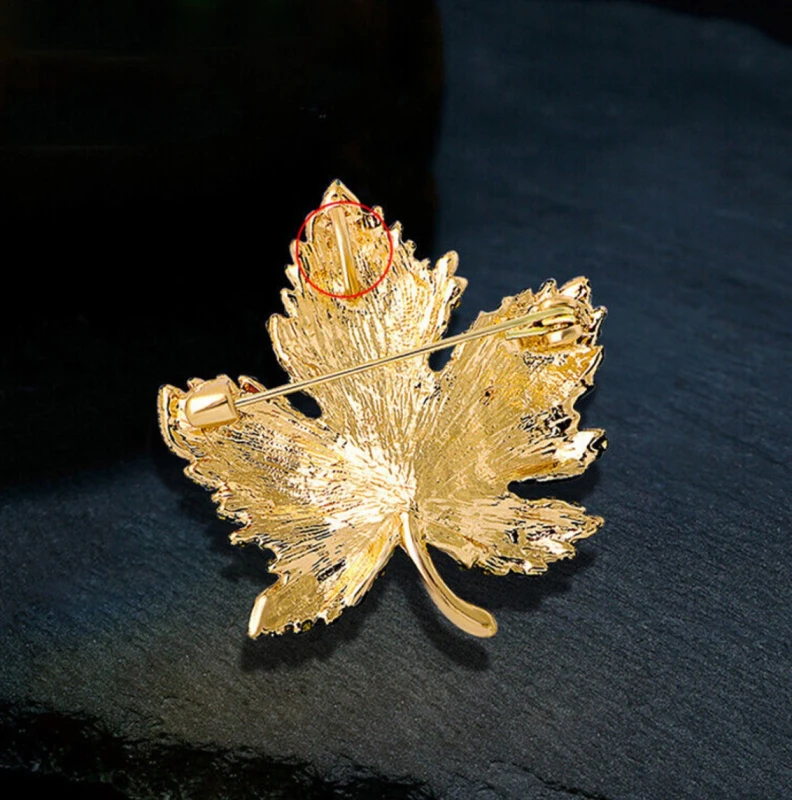 Eleganta zila kļavas lapas piespraude, dekorēta ar cirkoniem