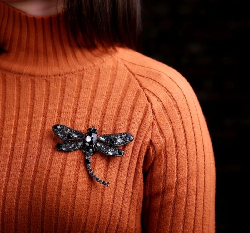 Eleganta spāres piespraude, bagātīgi dekorēta ar cirkoniem un kristāliem