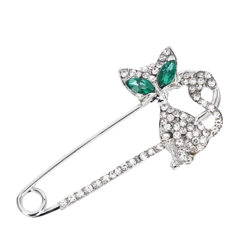 Eleganta sudraba kaķa piespraude, kas dekorēta ar cirkoniem