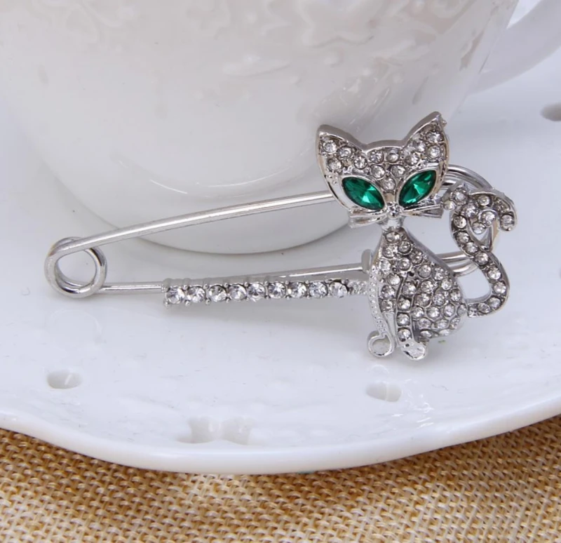 Eleganta sudraba kaķa piespraude, kas dekorēta ar cirkoniem