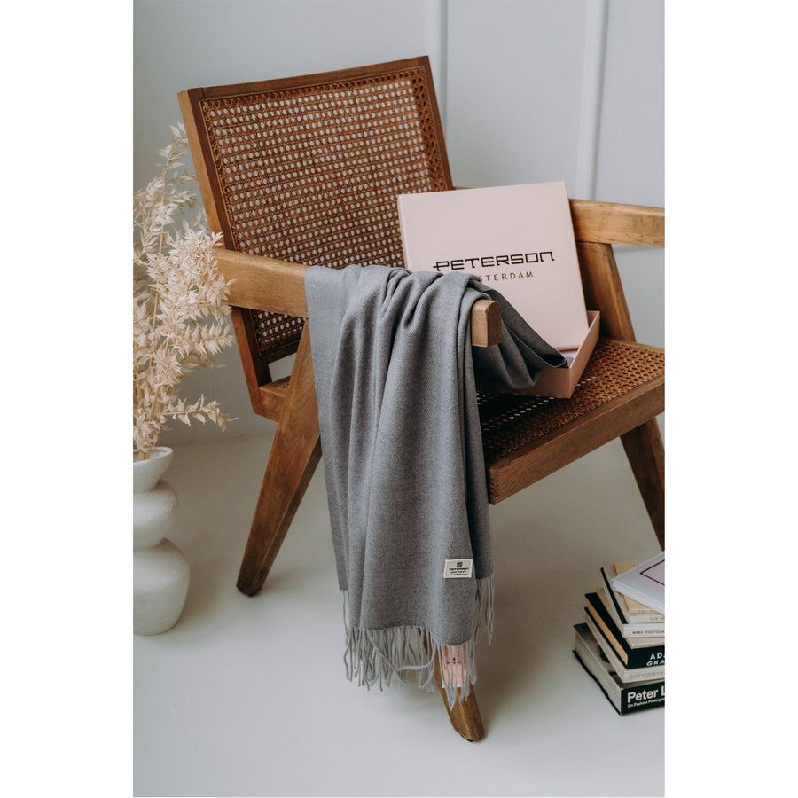Eleganta pelēka šalle ar bārkstīm - Peterson P56