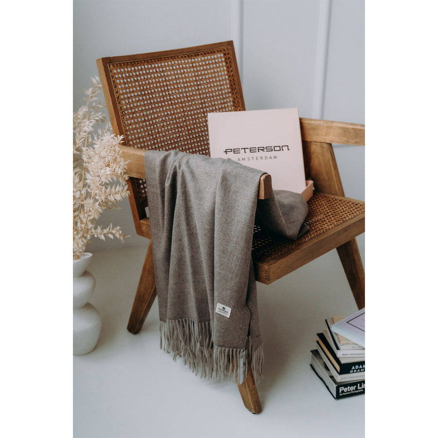 Sieviešu vienkrāsains šalle tumši pelēkā krāsā - Peterson P52