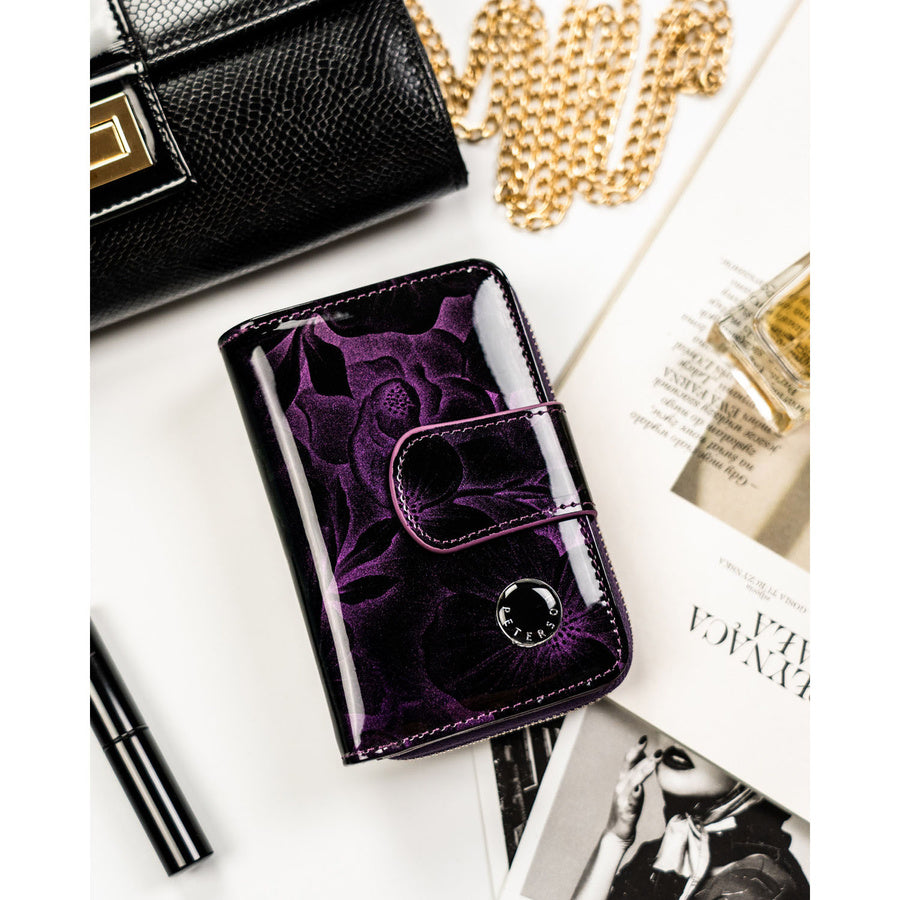 Moteriška vertikali violetinė „Peterson“ piniginė iš natūralios ir ekologiškos odos, užsegama užtrauktuku ir spaude ST75