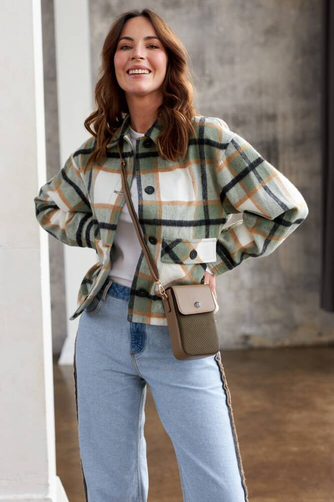 Peterson sieviešu mini rokassomiņa-maciņš no ekoloģiskās ādas ar dekoratīvu vāciņu, brūna RM32