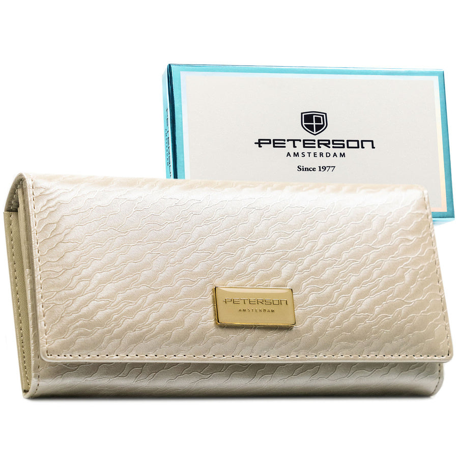 Moteriška „Peterson“ smėlio spalvos piniginė su užsegimu spaude, su subtiliu raštu ant atvarto, dirbtinė oda ST90