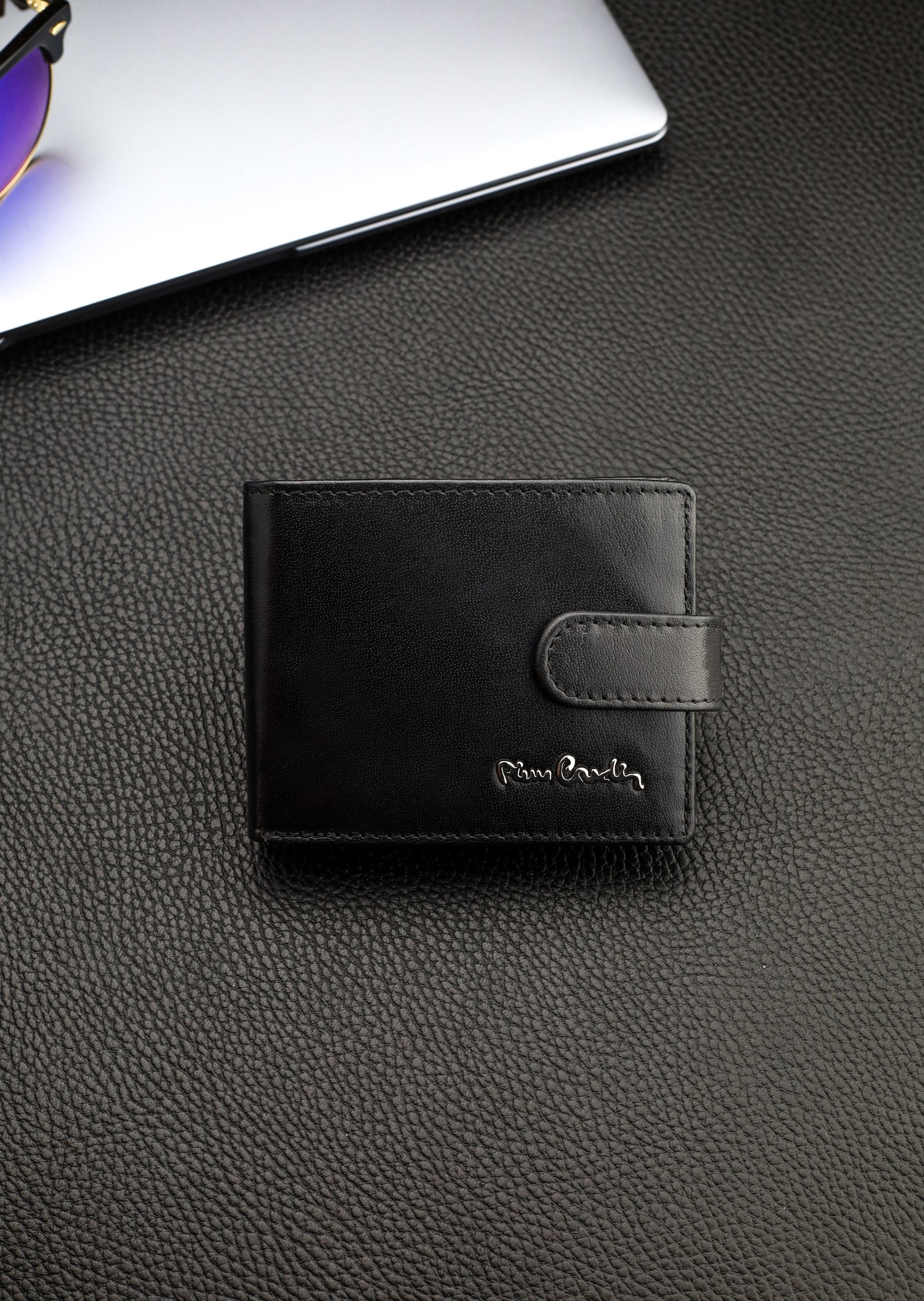 Dāvanu komplekts vīriešiem: Pierre Cardin RFID ādas maks un STEVENS josta A323206 N526