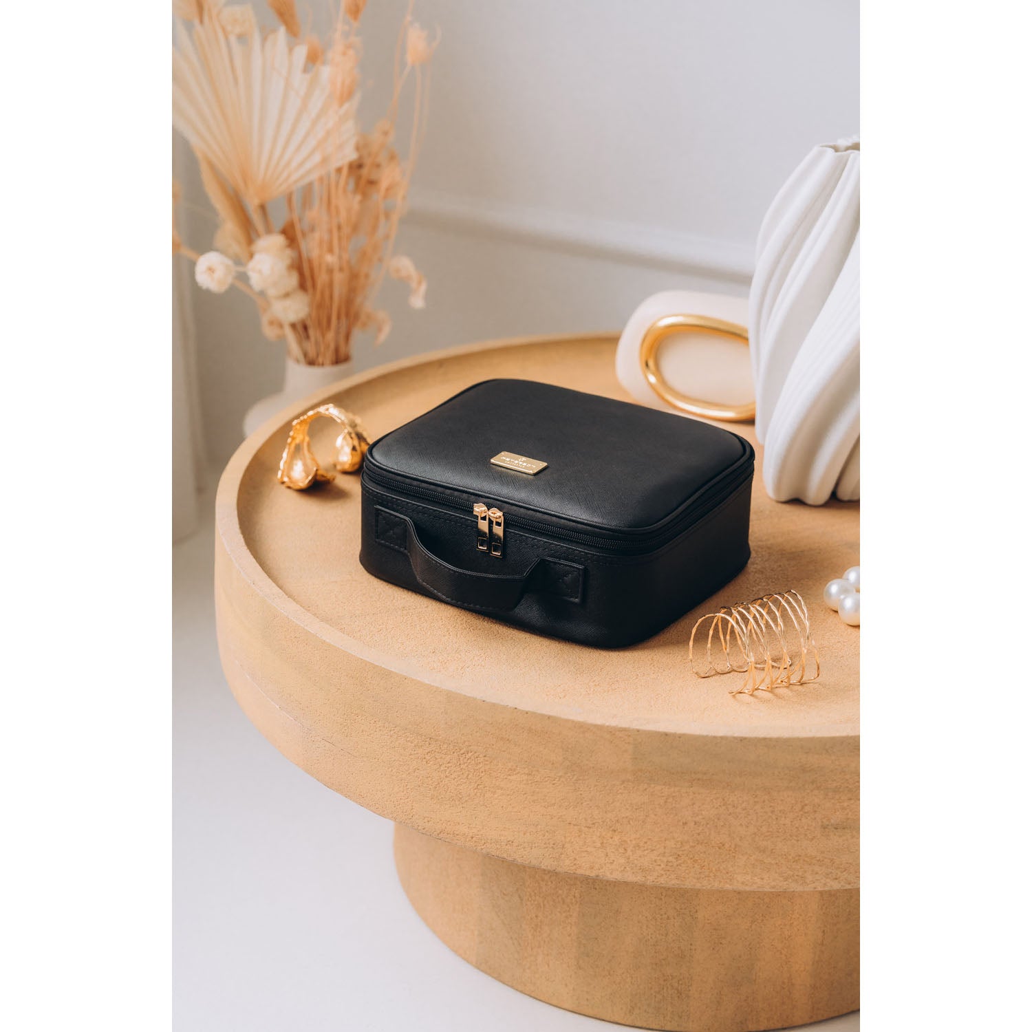 Rotaslietu kastīte Peterson, melnā krāsā.