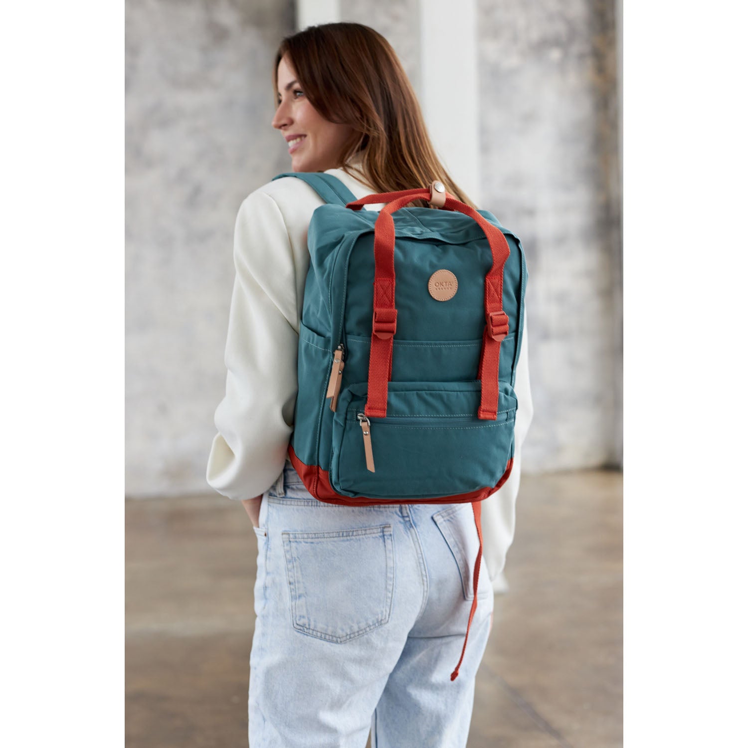 Himawari pilsētas mugursoma ar nodalījumu klēpjdatoram, tirkīza un oranžā krāsā.