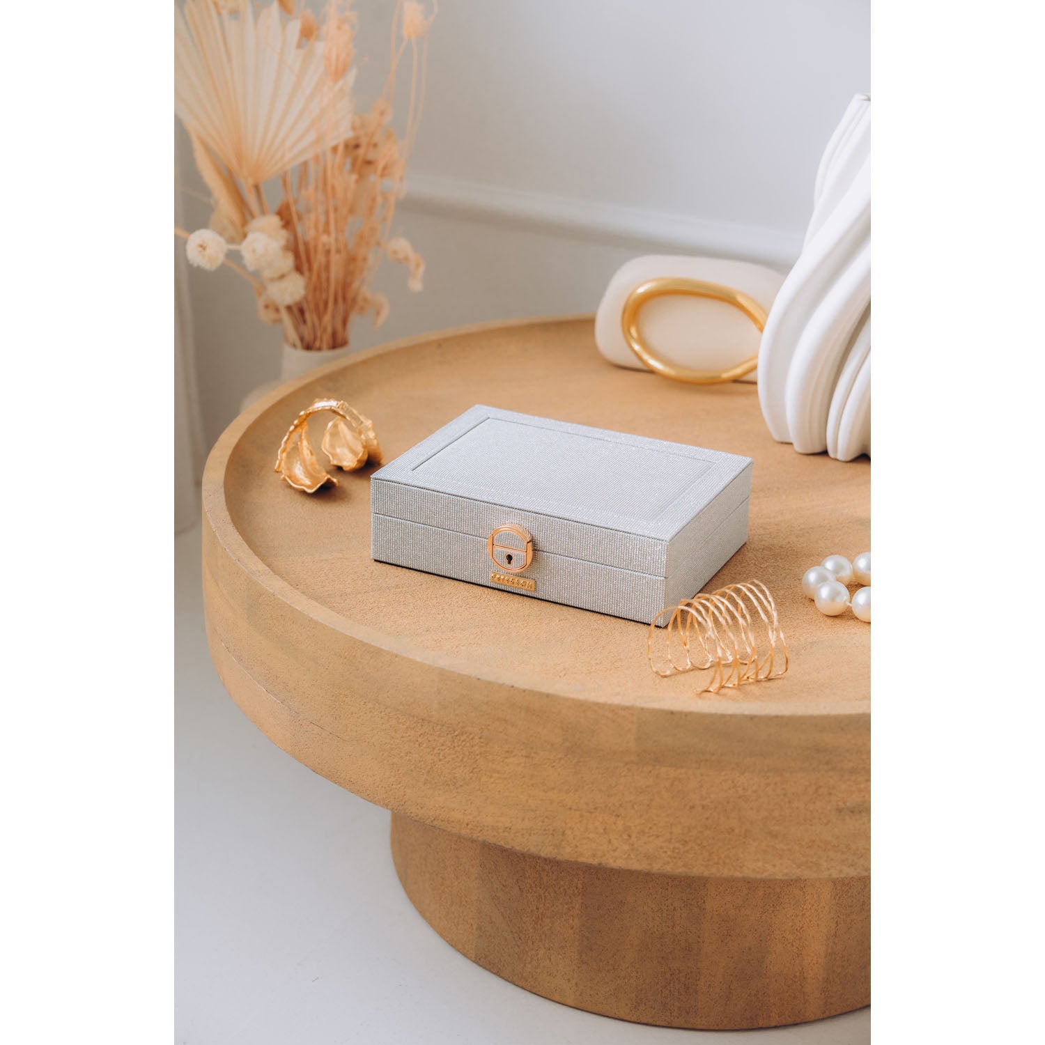 Sieviešu rotaslietu kastīte Peterson, sudraba krāsā – eleganta un praktiska izvēle jūsu rotaslietu uzglabāšanai.