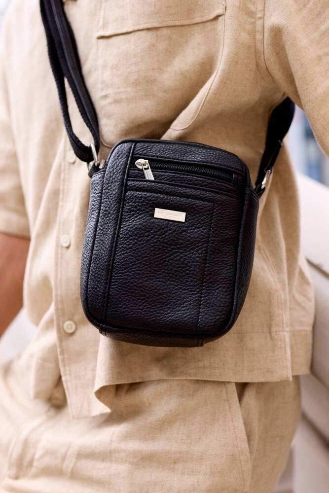 Vidēja izmēra vīriešu rokassoma Peterson, melna RV6