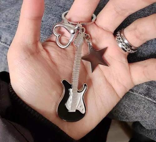 Ģitāras atslēgu piekariņš S14