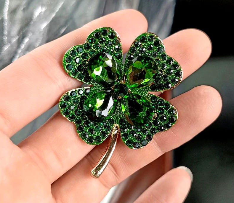 Četrlapu āboliņa piespraude, zelta krāsā