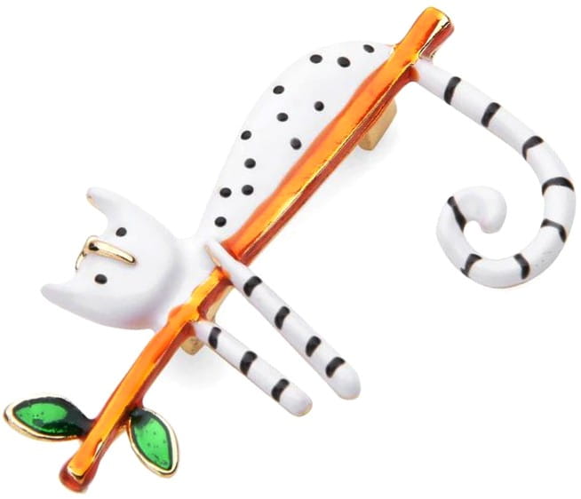 Broša ar baltu kaķi uz zara