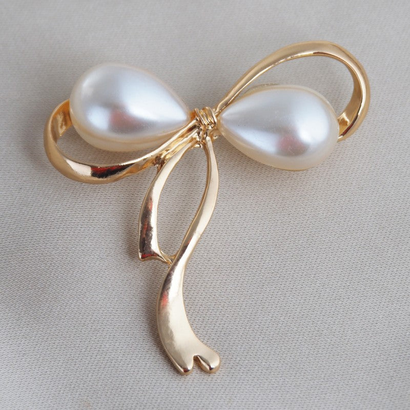 Broša ar lentīti un pērlēm BZ175