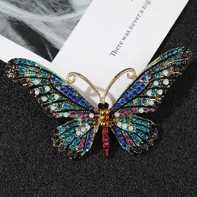 Krāsaina tauriņa piespraude ar mākslīgajiem akmentiņiem