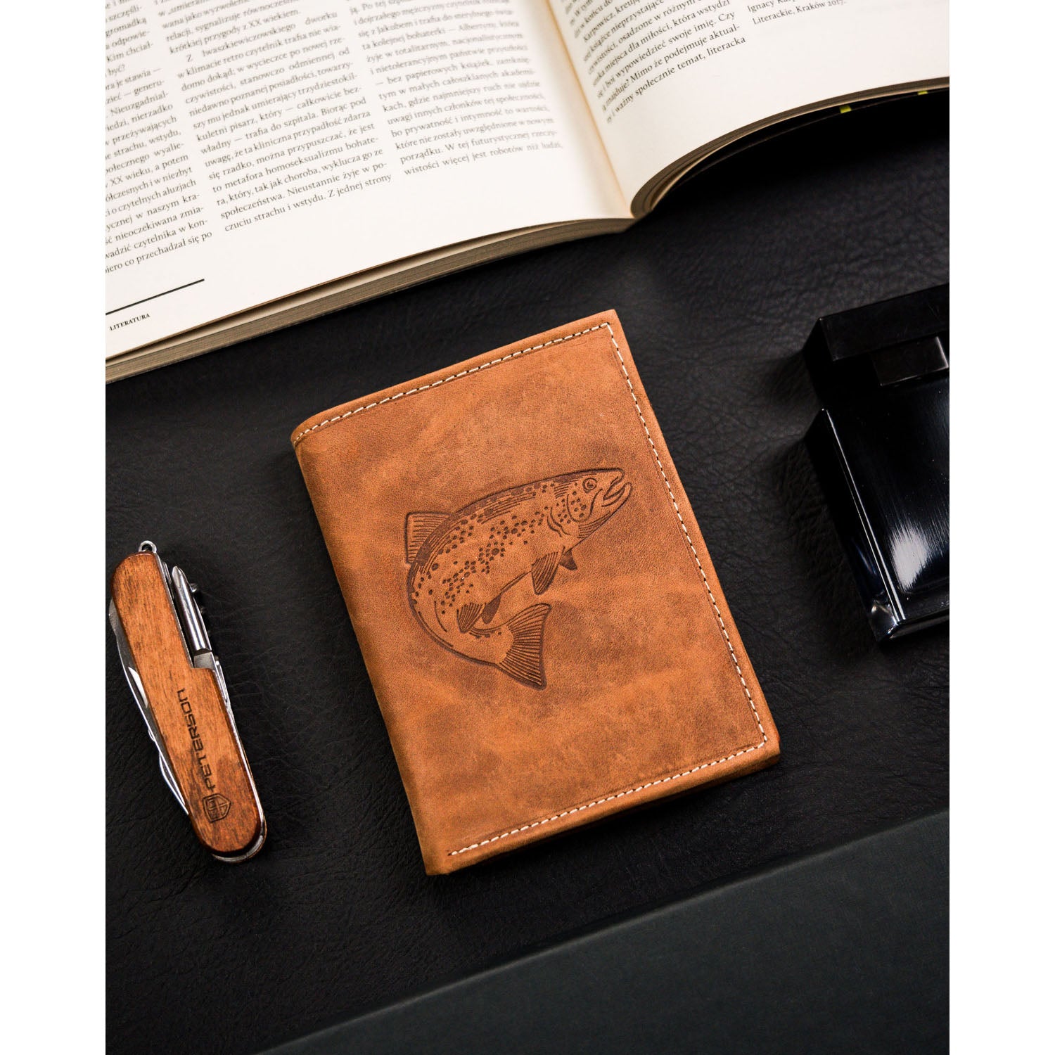 Vīriešu ādas maks, brūns, ar zivju rakstu S143