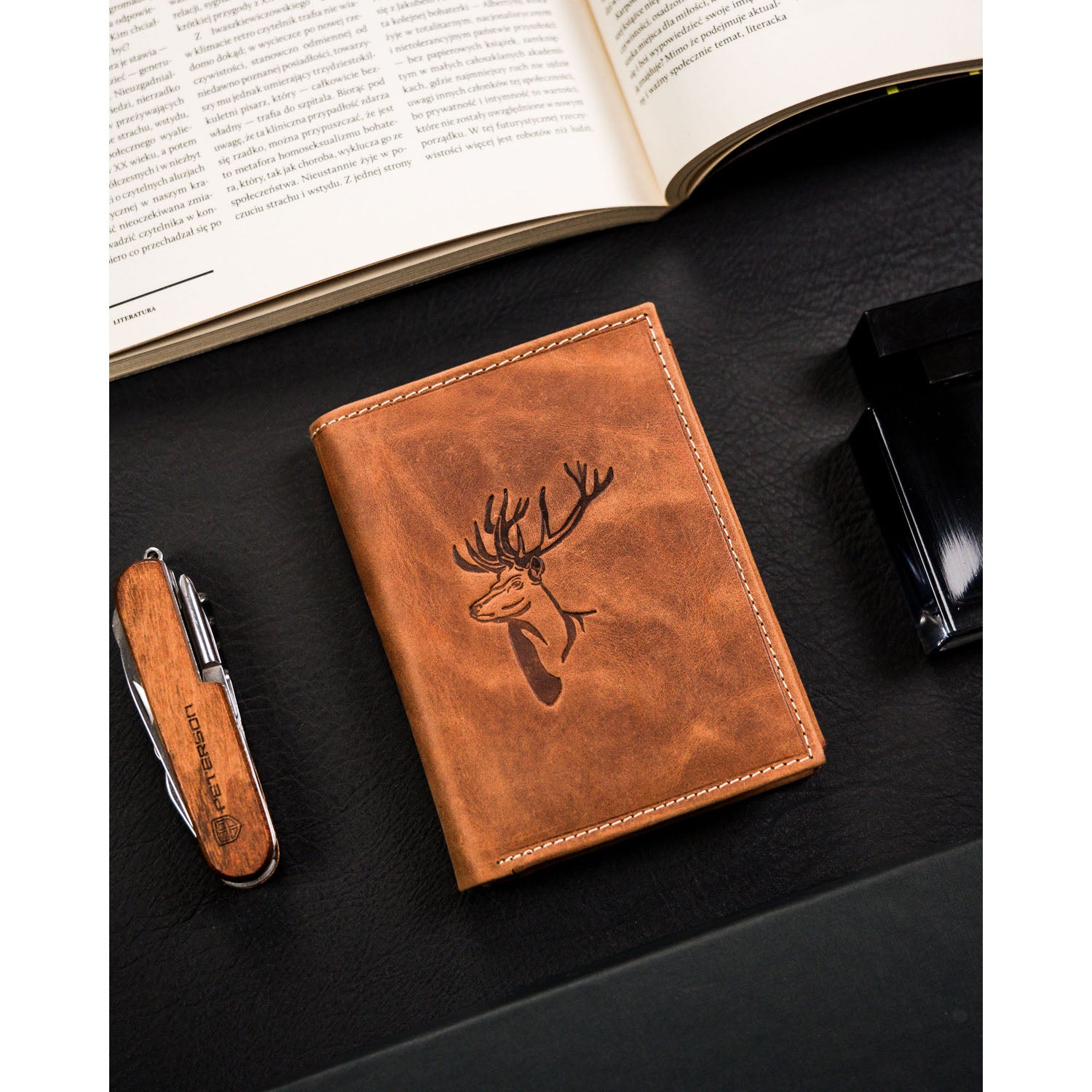 Vīriešu ādas maks ar briežu apdruku, brūns S161