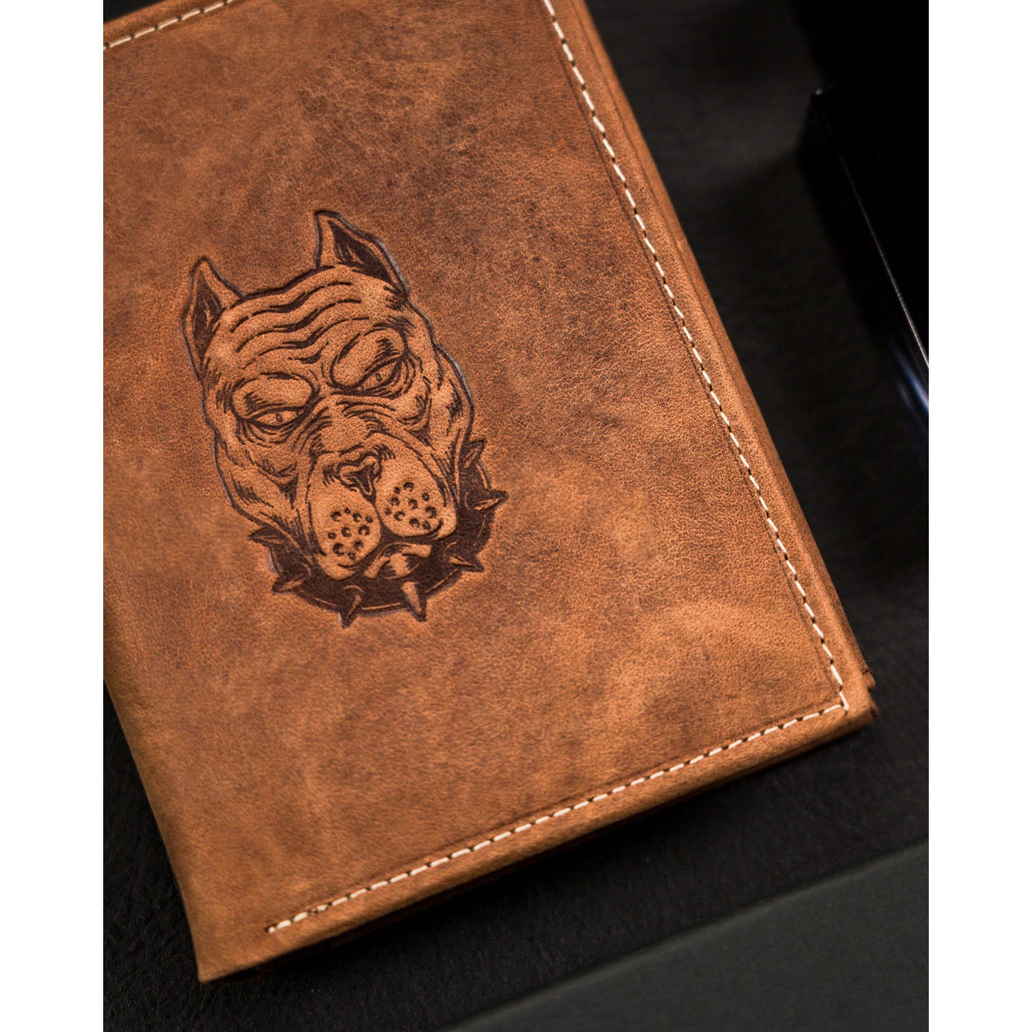 Vīriešu ādas maks ar suņa galvas apdruku S159