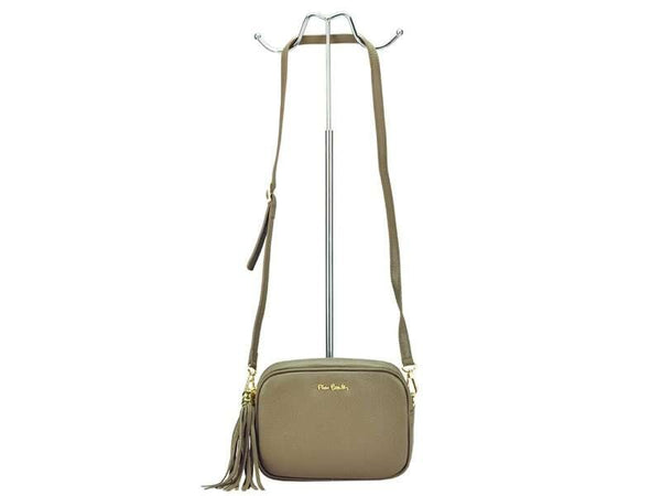 Sieviešu ādas rokassoma Pierre Cardin FRZ 1501, smilšu krāsas, ar zelta krāsas detaļām