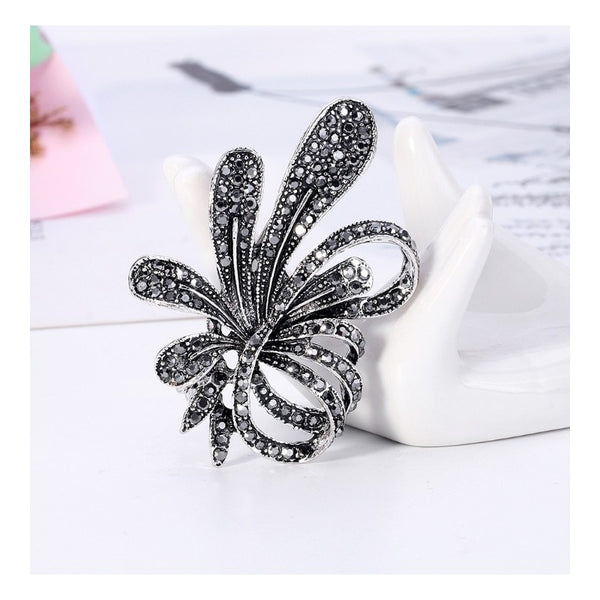 KRISTĀLA dekoratīvā piespraude BZ108