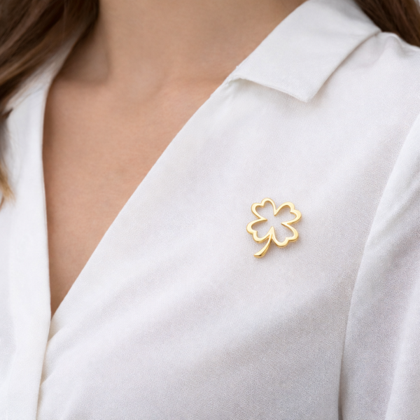 Eleganta zelta krāsas āboliņa formas piespraude (BZ228)